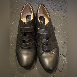 Brand new, never worn! Have to wear custom orthotics now!!